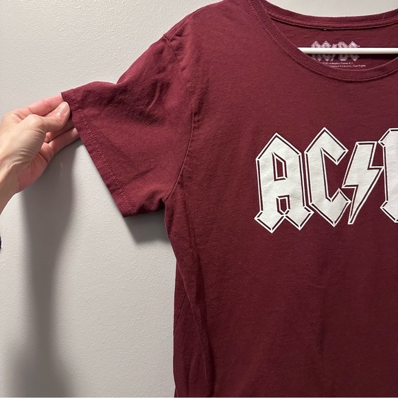 AC DC tee shirt maroon color and has been well loved with slight piling - Picture 4 of 4